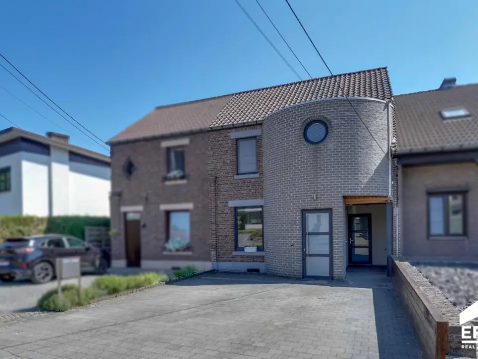 Gerenoveerde gezinswoning met zuidgerichte tuin te Genk