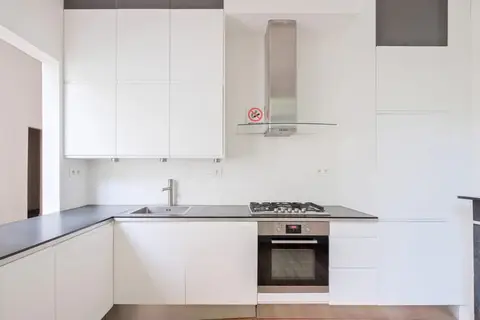 Sq. Marie-Louise: Duplex + Garden + free lance profession