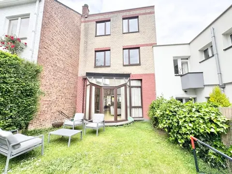 close to Tomberg square (metro), shops and public transport!