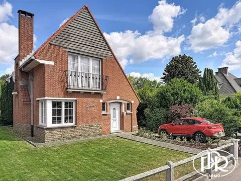 Architect-designed villa with 3 to 4 bedrooms and a garage.