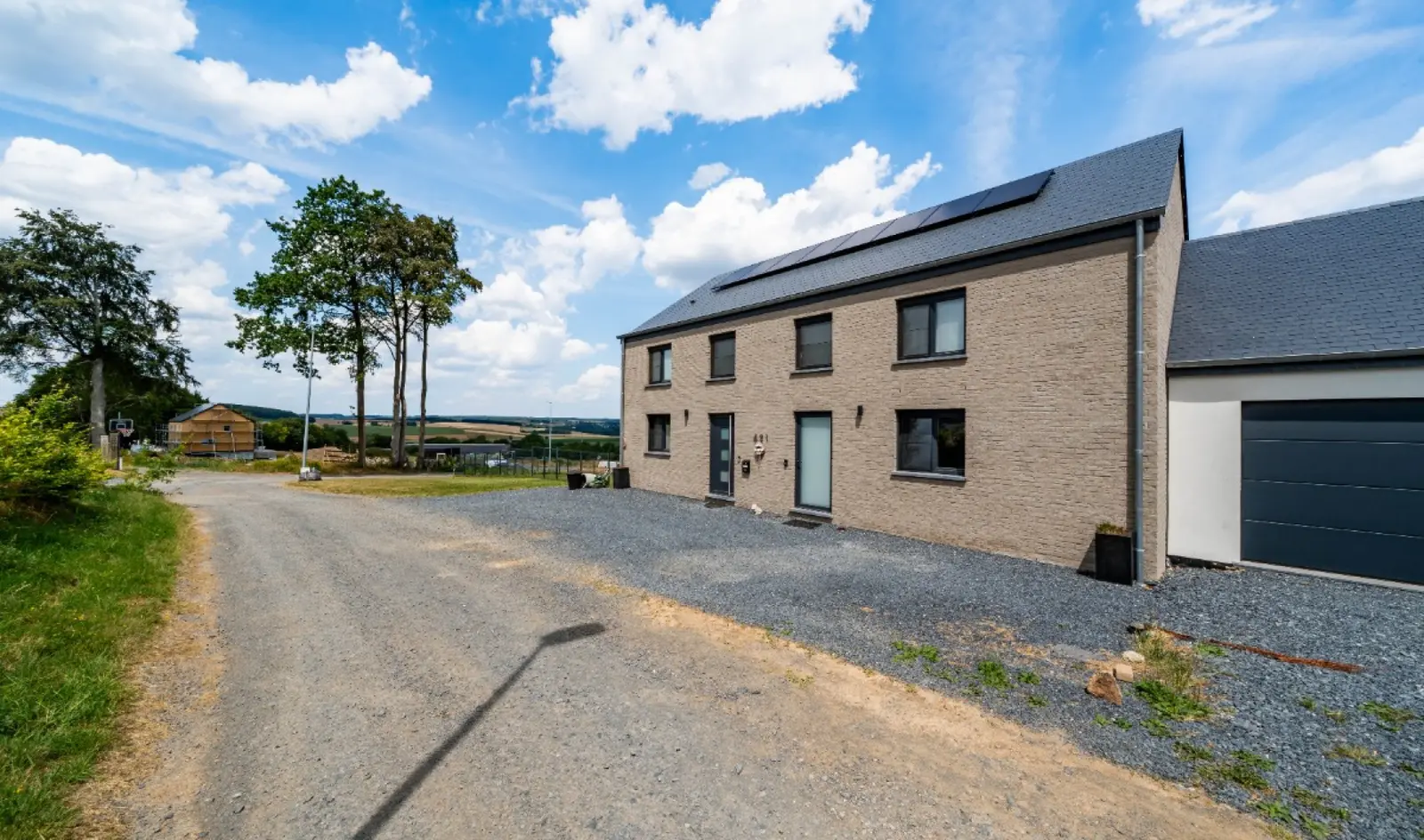 Nieuwbouwwoning met 5 slaapkamers en dubbele woongelegenheid