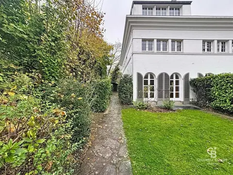 House / villa 3 rooms (262m²) / Residential area