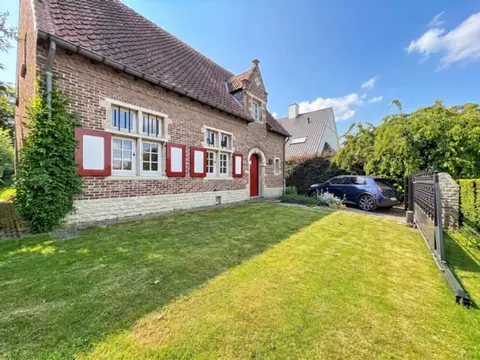 Beautiful bright 2-bedroom house with garden & double garage