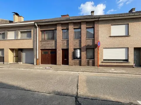 Renovation property with 4 bedrooms, garage and garden in a