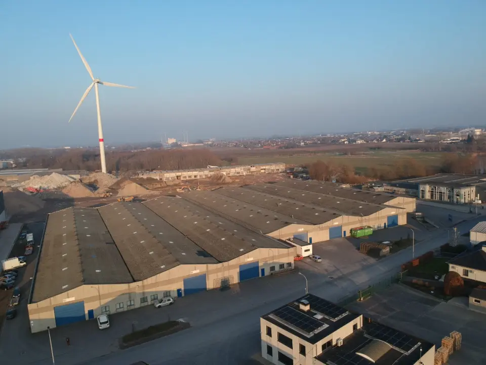 Industrieel magazijn met kantoorruimteste huur in Desselgem