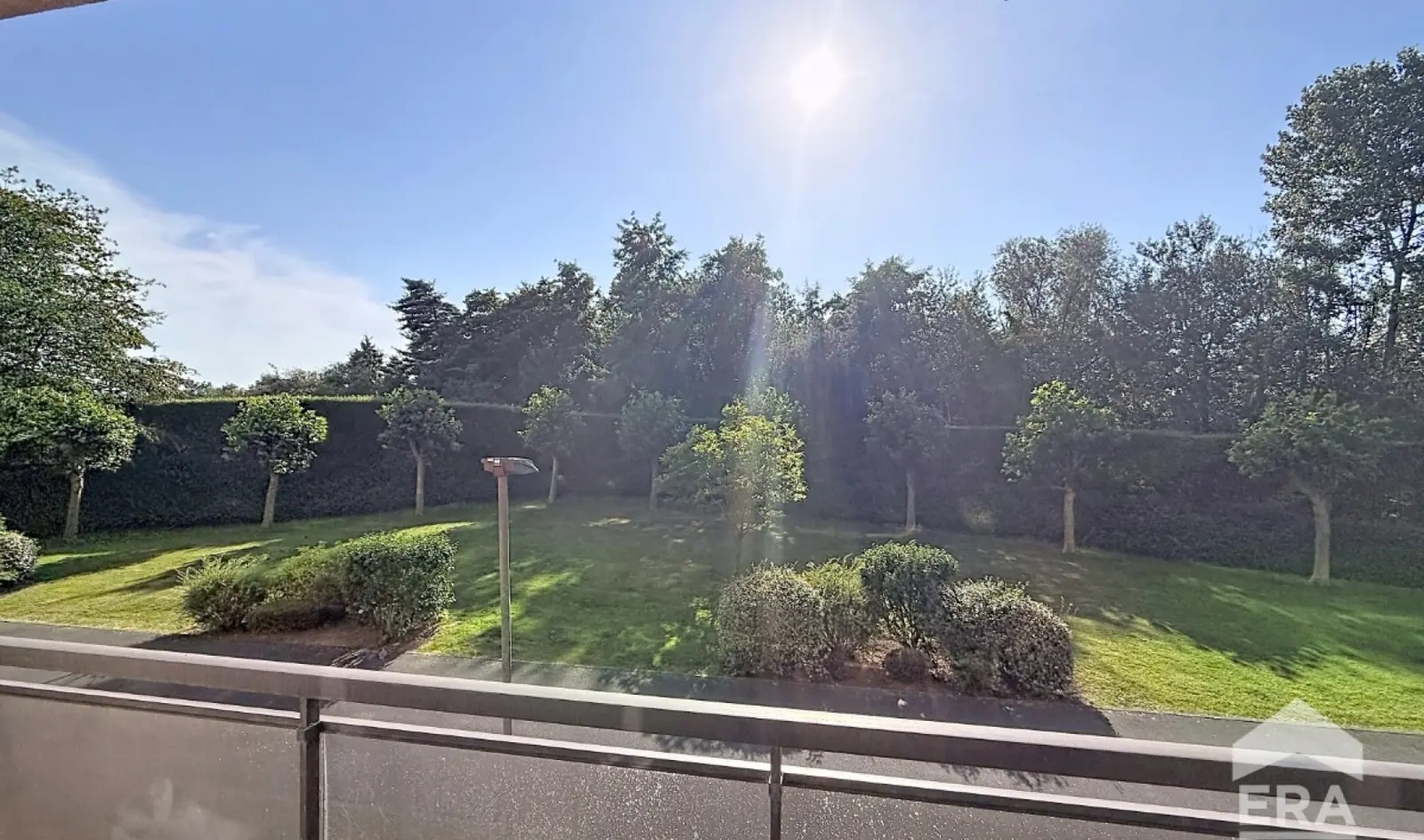 APPARTEMENT MET TWEE SLAAPKAMERS, GARAGE EN BUITENPARKEERPLA