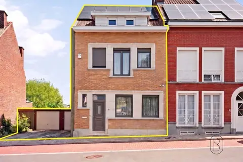 Move-in-ready 3-bedroom home with 2 garages, a yard, and bui
