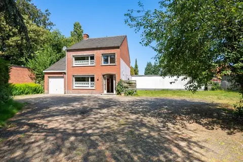 Vrijstaande, te renoveren woning met 3 slpk., garage en tuin