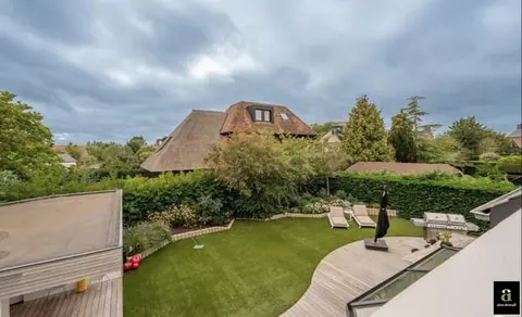 Alleenstaande villa met 4 slaapkamers in een residentiële...