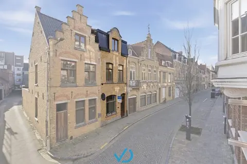 Instapklare stadswoning met 4 slaapkamers en zonnige koer...