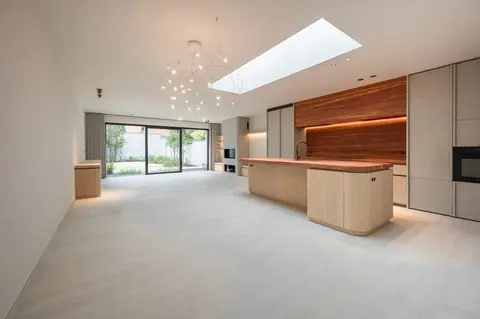 Beautifully finished newly built home, ideally located in th