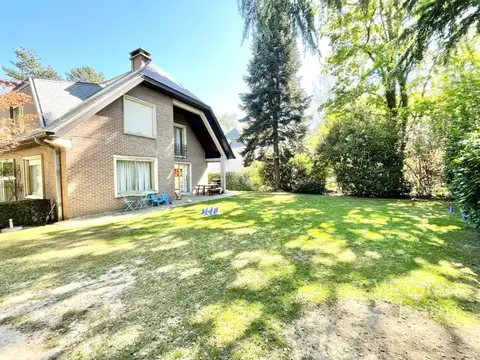 Near Stockel, villa for rent comprising 5 bedrooms.