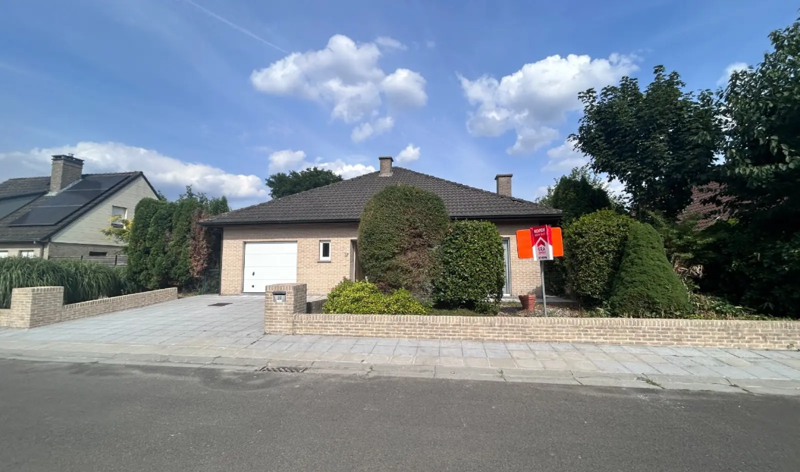 Instapklare ruime villa met 4 slaapkamers en garage.