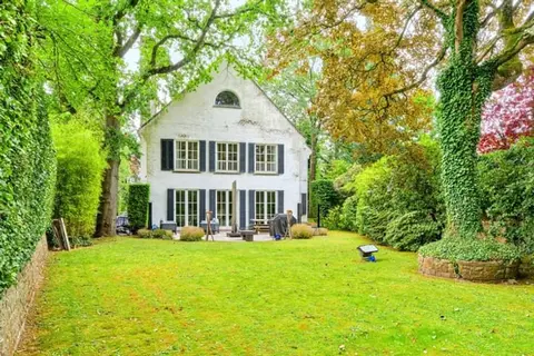 Exceptional location: superb villa bordering Leopold club