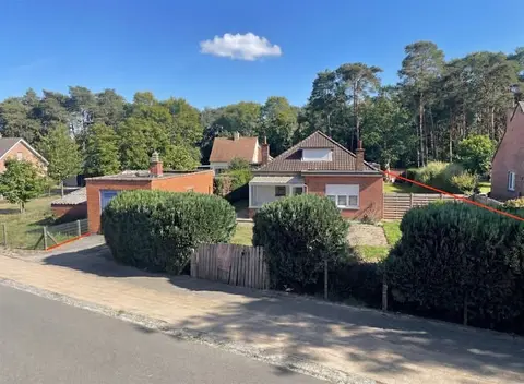 Prime located house in need of renovation on 7a 95ca!
