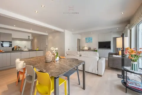Zeer ruim en verzorgd appartement met vier slaapkamers en...