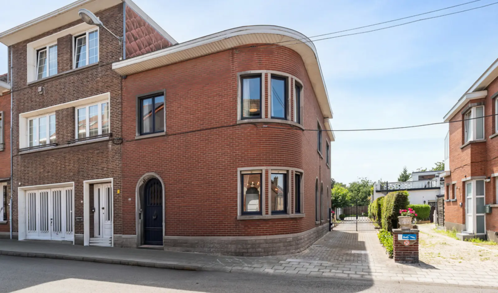 Ruime halfopen woning met 6 garages in Machelen