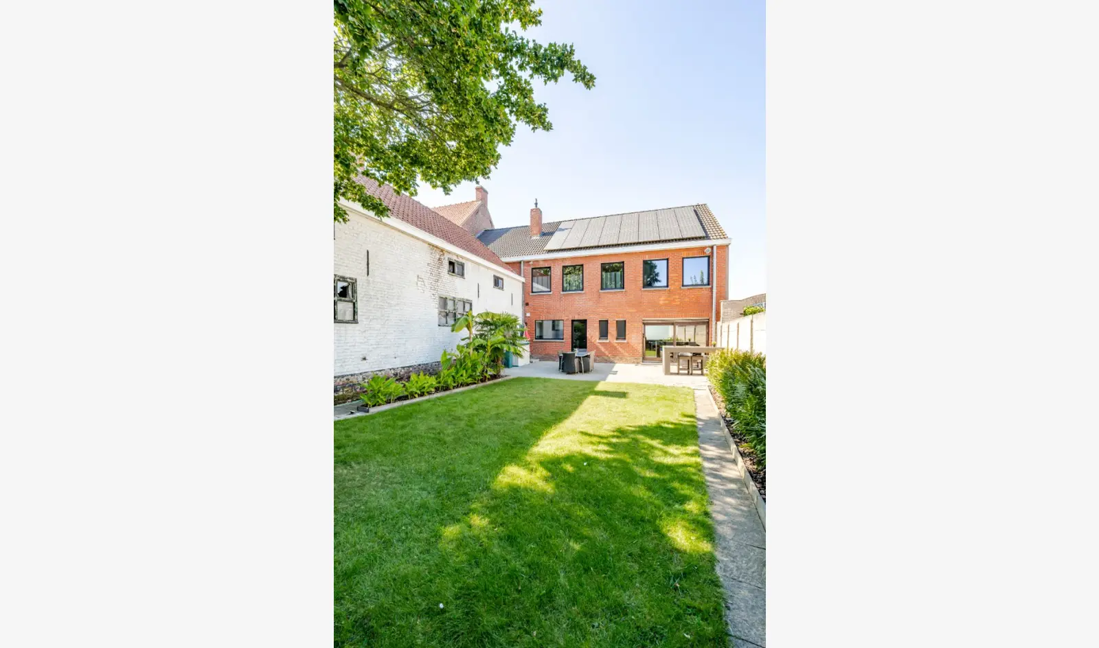 Ruime en lichtrijke woning met loods +dubbele garage te koop