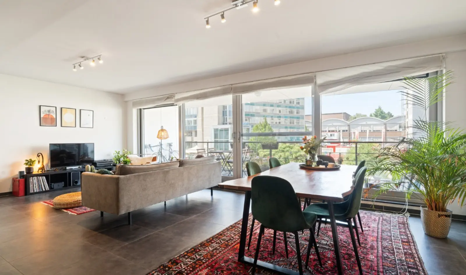 Instapklaar appartement met 2 slaapkamers en terras te huur