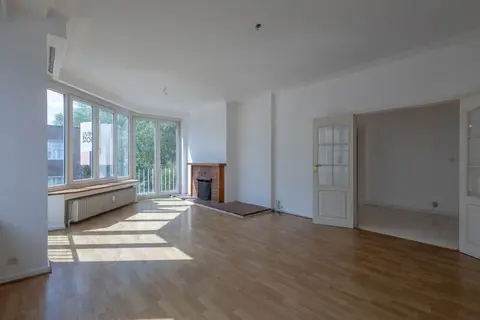 Refreshed apartment with 2 bedrooms and large cellar.