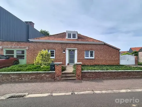 Charming 3-Bedroom Bungalow with Garden & Garage