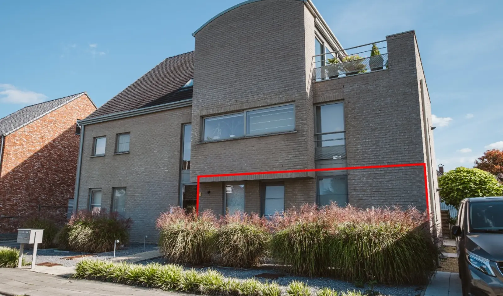 Gelijkvloers appartement met 2 slaapkamers, tuin en garage