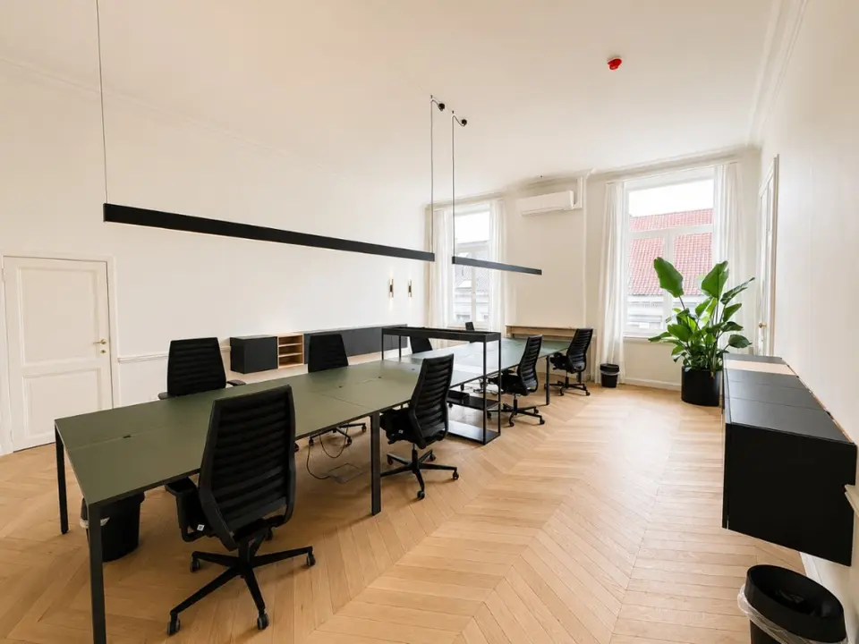 Instapklare kantoorruimte per werkplek te huur