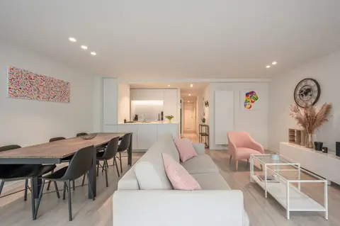 Ready-to-move-in 3-bedroom flat with a side sea view