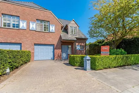 Spacious semi-detached villa with garden and nice open view