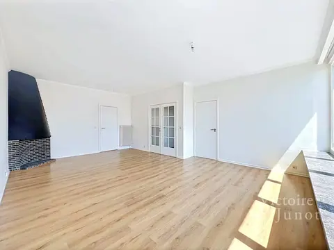 Bright 2-bedroom apartment + terrace