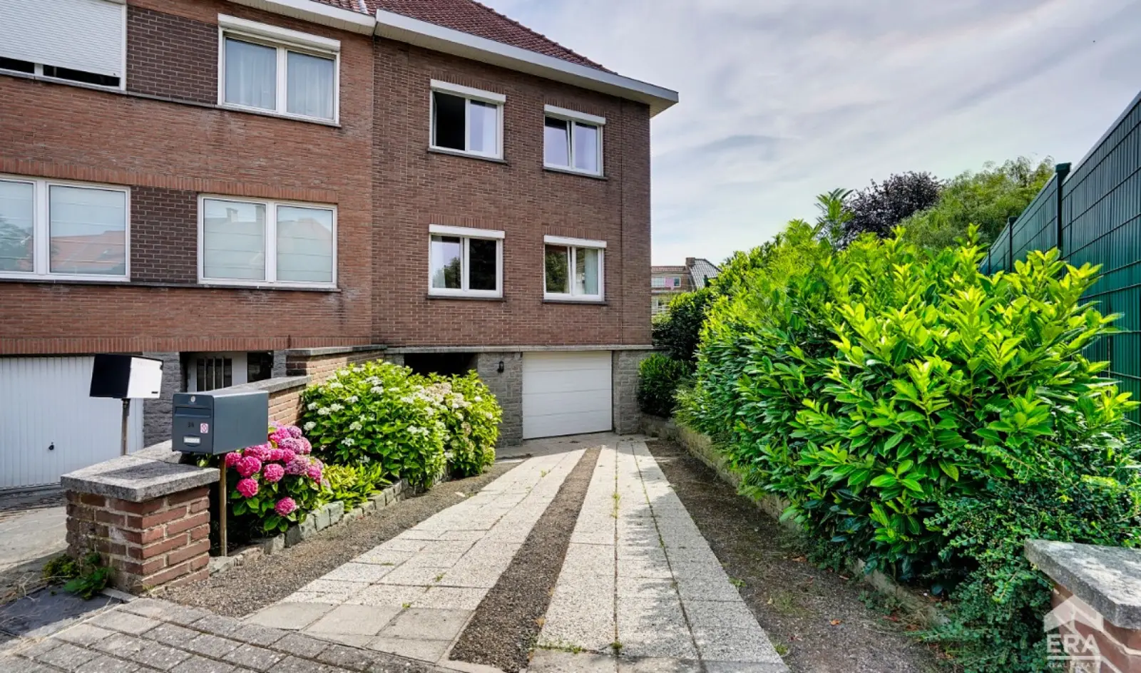 HALFOPEN BEBOUWING MET GARAGE, TUIN EN INRICHTBARE ZOLDER