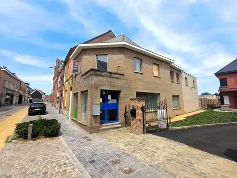 Handelspand met woonst op een toplocatie in Brakel.