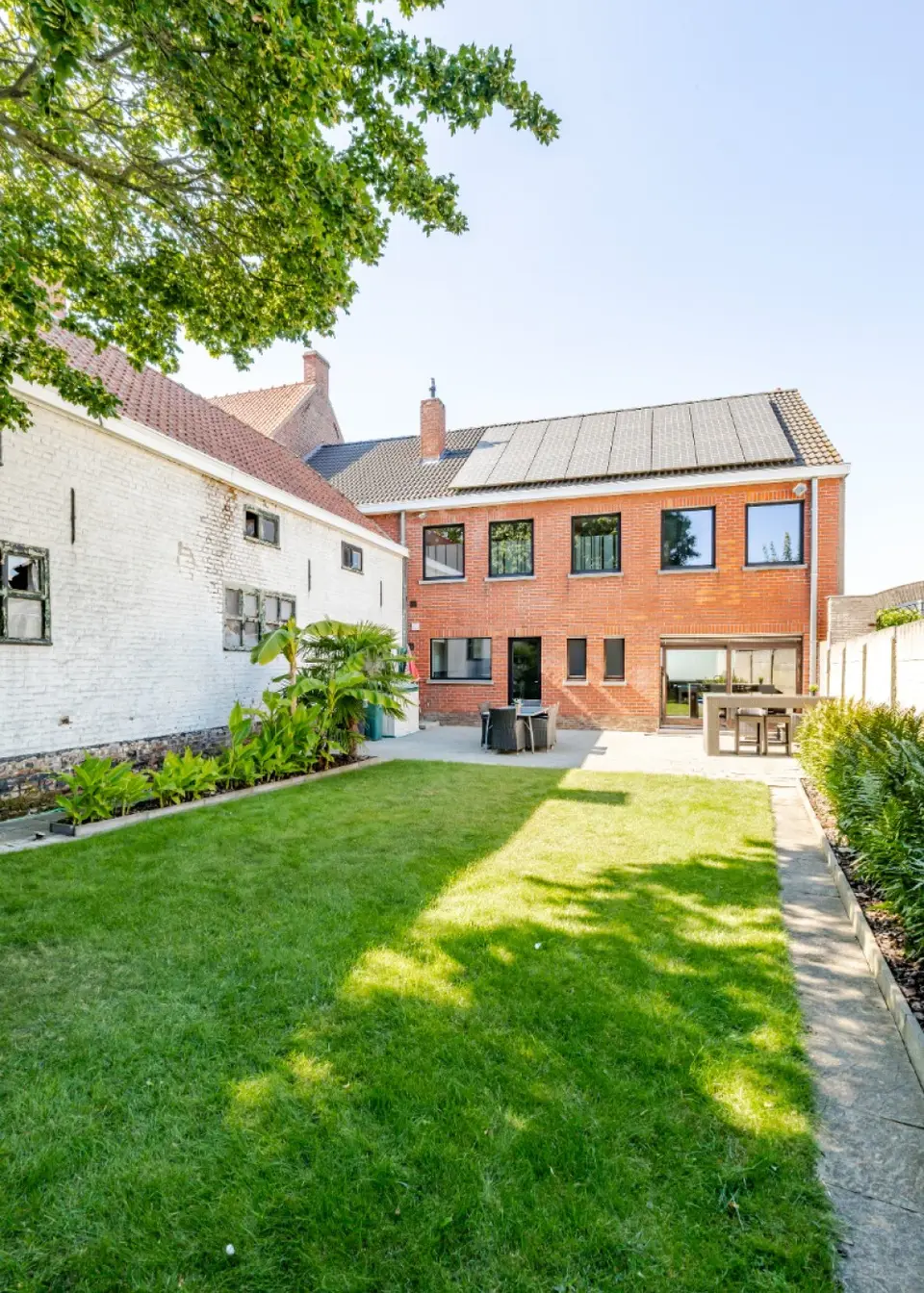Ruime en lichtrijke woning met loods +dubbele garage te koop