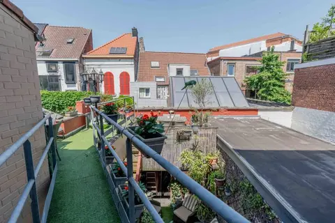 Karaktervol herenhuis op unieke locatie met buitenruimte
