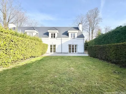 Near Place Dumon and many amenities.
