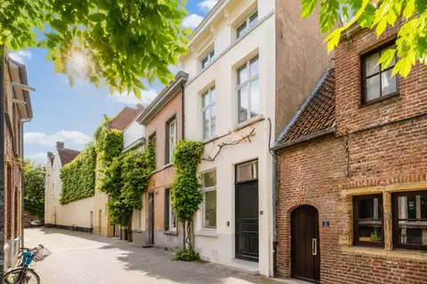 Gerenoveerde woning met 3 slaapkamers en 2 badkamers te Gent