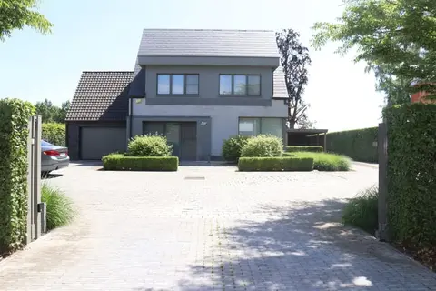 Villa met 3 slaapkamers, garages en tuin