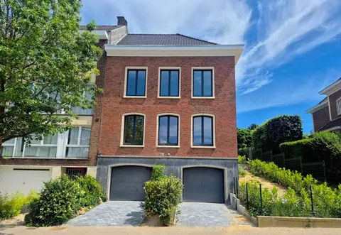 TOMBERG: RENOVATED HOUSE WITH 4 BEDROOMS +/- 187 M2 - PEB: B