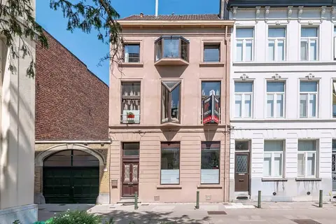 Karaktervol herenhuis op unieke locatie met buitenruimte