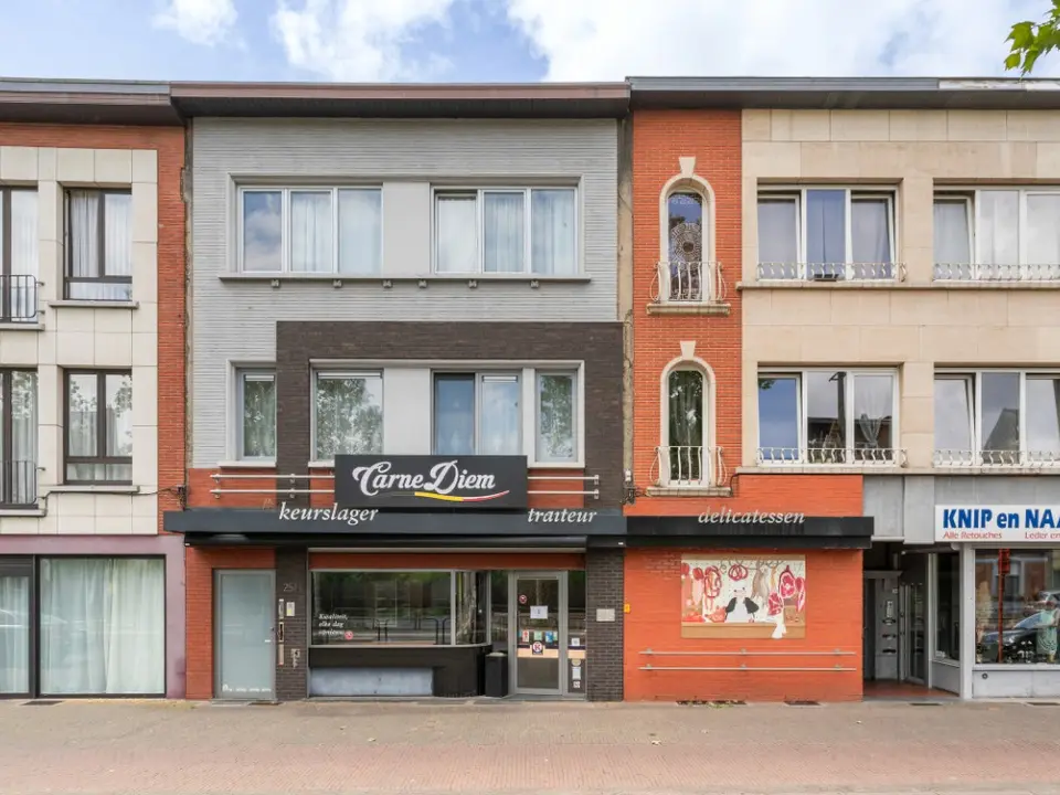 Opbrengsteigendom met 2 appartementen en handelsgelijkvloers