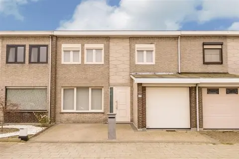 Volledig vernieuwde woning met 3 slaapkamers en grote garage