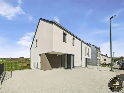New house with 4 bedrooms and 2 bathrooms