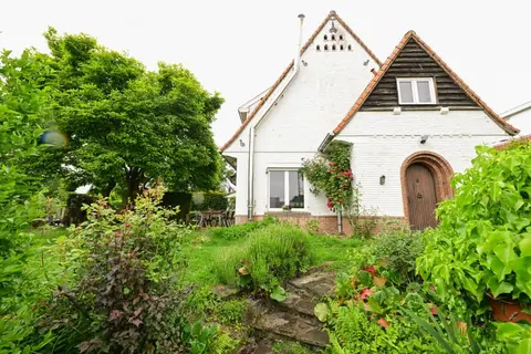 PLEASANT 4-BEDROOM HOUSE + GARAGE + GARDEN