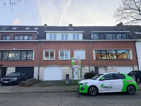 Woning met 4 slaapkamers, inpandige garage en aangename tuin