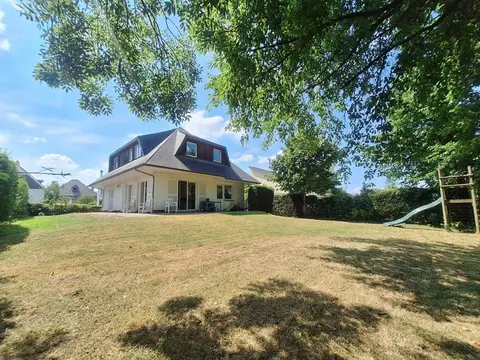 opposite the Tervuren Museum (Tram 44) and close to the BSB