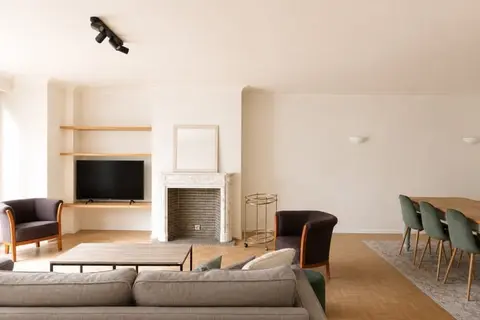 Ruim gemeubeld drie slaapkamer appartement te huur aan Zuidp