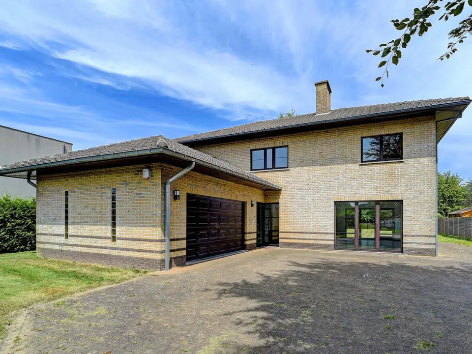 Villa met ruime tuin (45are) op TOP-locatie