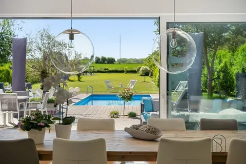 Exclusieve villa met 7 slpk, zwembad en tuin met open zicht