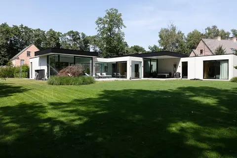 Single-storey design villa in private domain