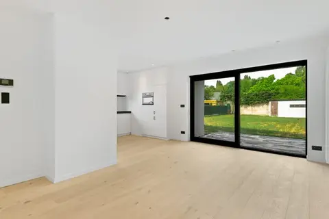 Instapklare, gerenoveerde laagbouwwoning met 2 slpk. en tuin